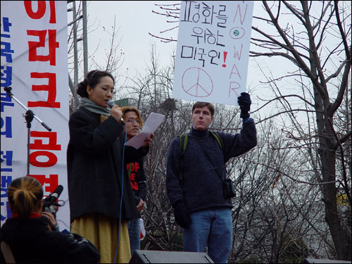 세계에서 보내 온 평화의 메시를 낭독하는 연사 